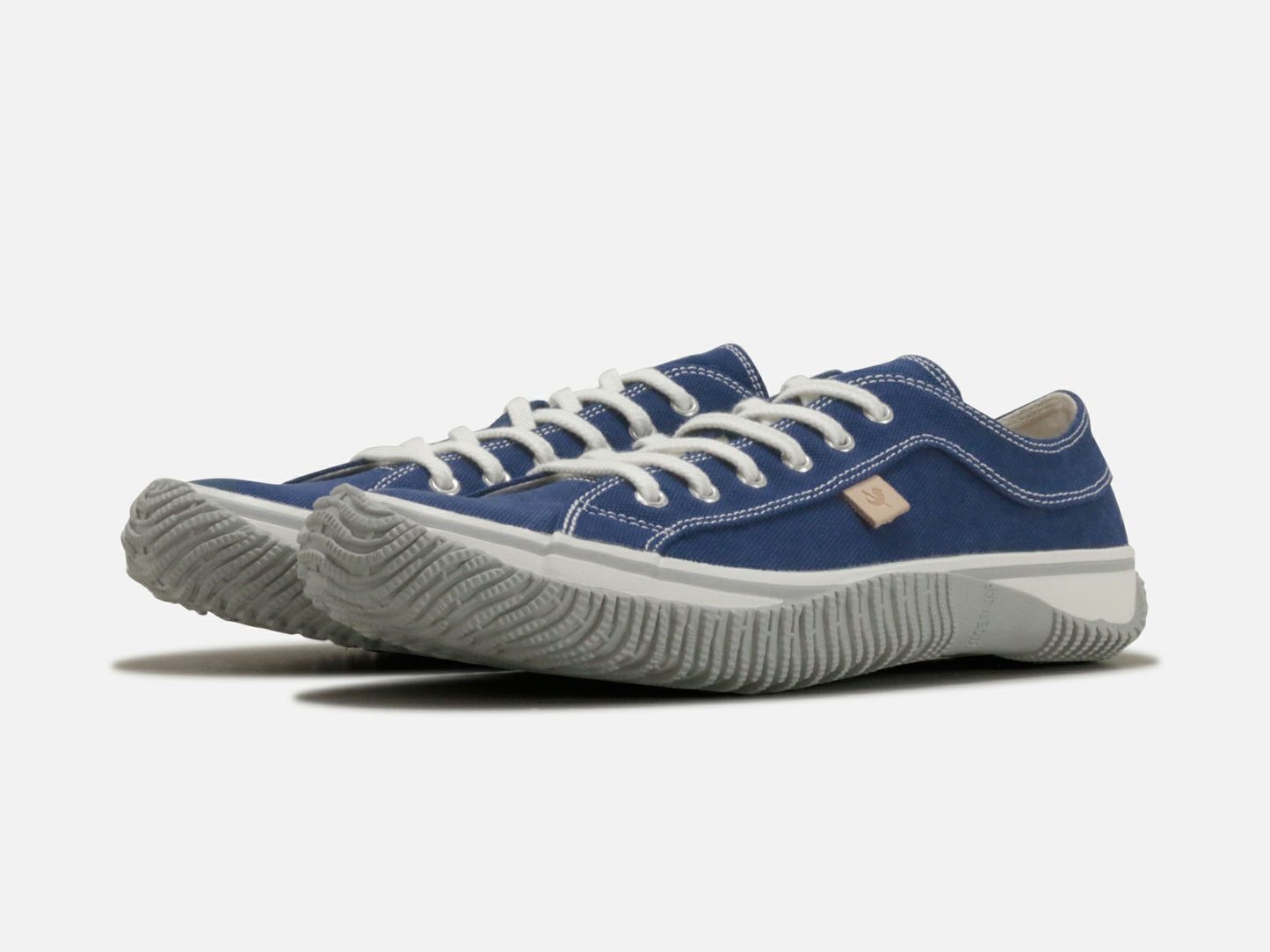 SPINGLE MOVEのスニーカー「SPM-141 Navy/White」の斜め向きの商品画像