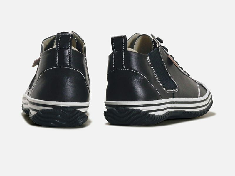 SPINGLE MOVEのスニーカー「SPM-442 Black」の後ろ向きの商品画像