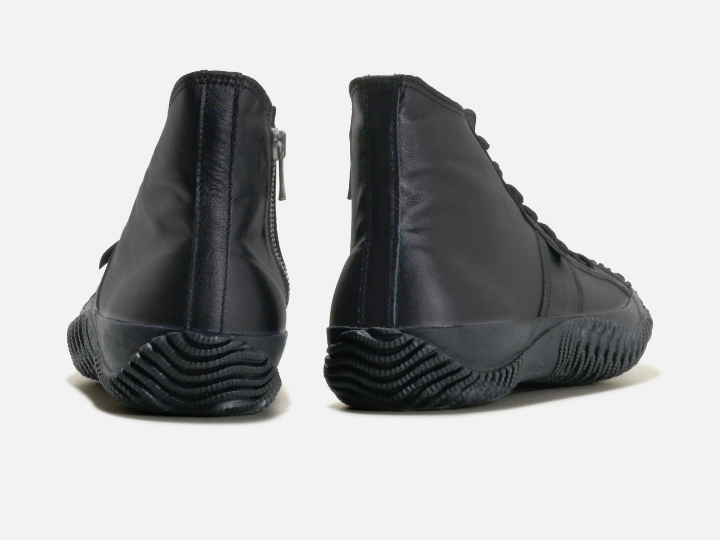 SPINGLE MOVEのスニーカー「SPM-443 Black」の後ろ向きの商品画像