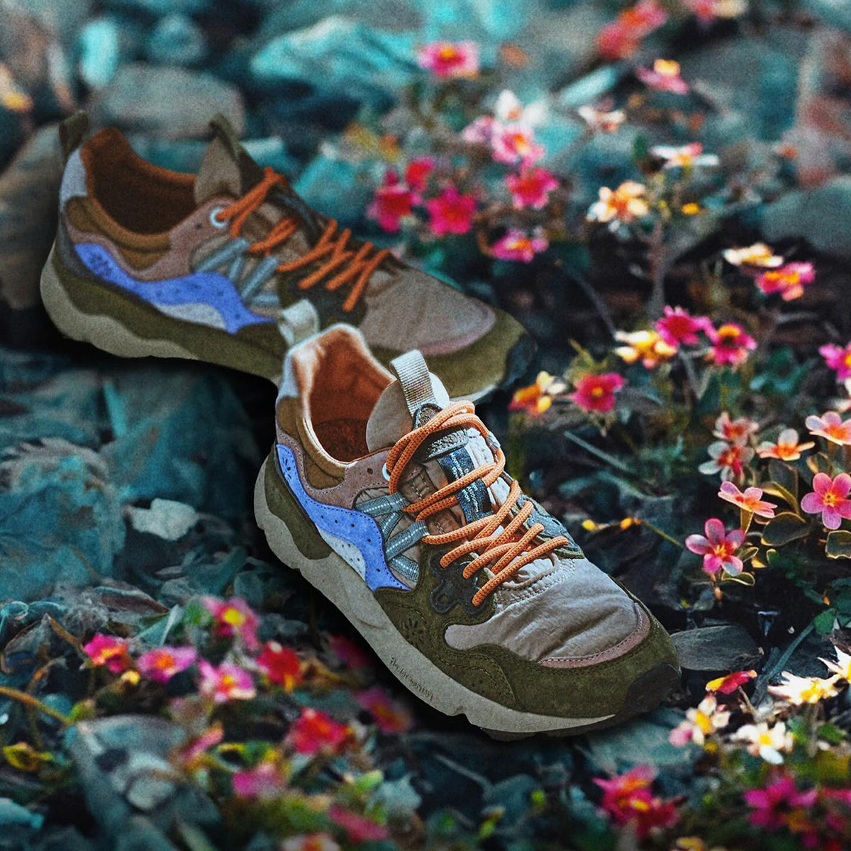 Flower MOUNTAIN (フラワーマウンテン) のイメージ画像。アースカラーのスニーカーの周りに花が咲いている。