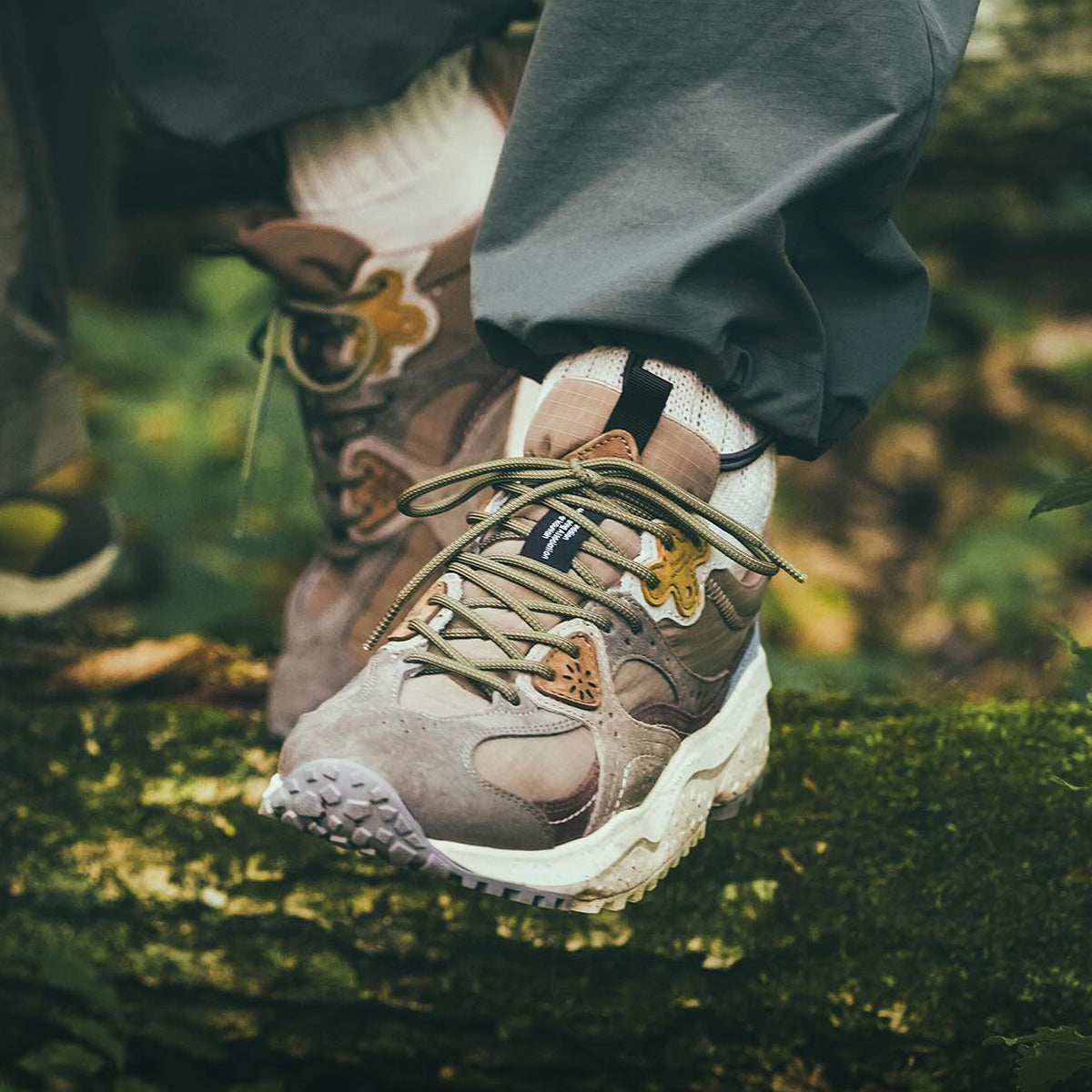 Flower MOUNTAIN (フラワーマウンテン) のイメージ画像。森の中をFlower MOUNTAIN (フラワーマウンテン) のスニーカーを履いて歩いている画像。