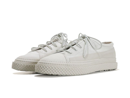 BUTTEROのスニーカー「b8230」の斜め向きの商品画像