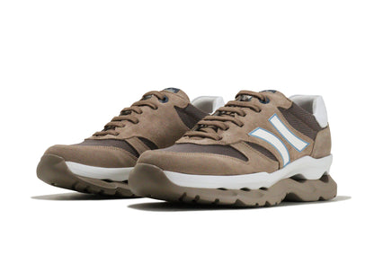 Callaghanのスニーカー「17810」の斜め向きの商品画像