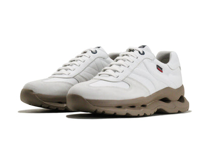 Callaghanのスニーカー「17811」の斜め向きの商品画像