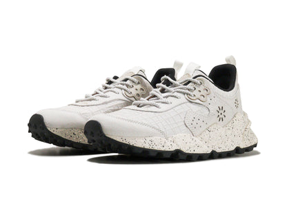 Flower MOUNTAINのスニーカー「FM36006」の斜め向きの商品画像