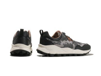 Flower MOUNTAINのスニーカー「FM57001」の後ろ向きの商品画像