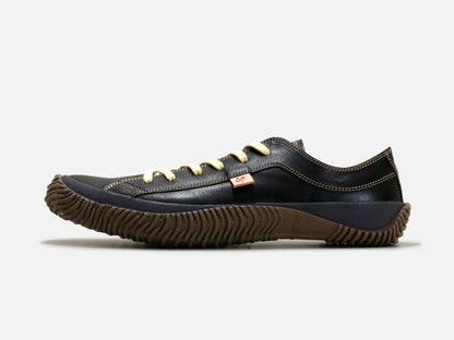 SPINGLE MOVEのスニーカー「SPM-110 Black」の横向きの商品画像