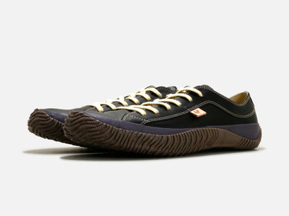 SPINGLE MOVEのスニーカー「SPM-110 Black」の斜め向きの商品画像