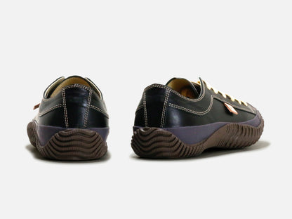 SPINGLE MOVEのスニーカー「SPM-110 Black」の後ろ向きの商品画像