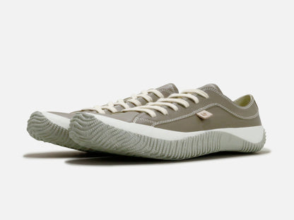 SPINGLE MOVEのスニーカー「SPM-110 Dark Gray」の斜め向きの商品画像