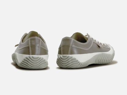 SPINGLE MOVEのスニーカー「SPM-110 Dark Gray」の後ろ向きの商品画像