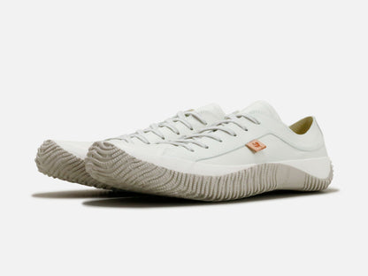 SPINGLE MOVEのスニーカー「SPM-110 Ivory」の斜め向きの商品画像