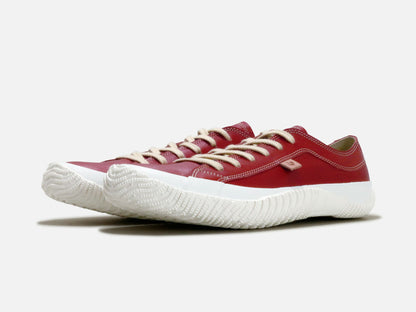 SPINGLE MOVEのスニーカー「SPM-110 Red」の斜め向きの商品画像