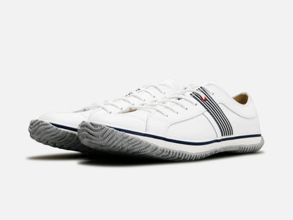 SPINGLE MOVEのスニーカー「SPM-168 White/Navy」の斜め向きの商品画像