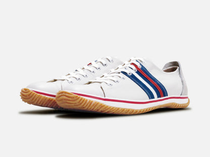 SPINGLE MOVEのスニーカー「SPM-198 Tricolor」の斜め向きの商品画像