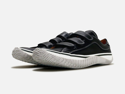 SPINGLE MOVEのスニーカー「SPM-211 Black」の斜め向きの商品画像