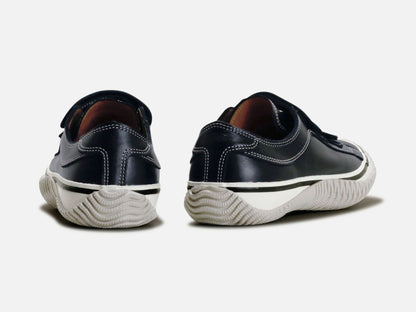 SPINGLE MOVEのスニーカー「SPM-211 Black」の後ろ向きの商品画像