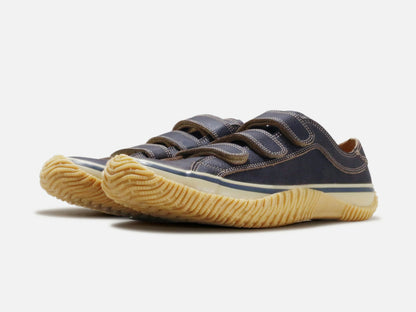 SPINGLE MOVEのスニーカー「SPM-211 Dark Navy」の斜め向きの商品画像