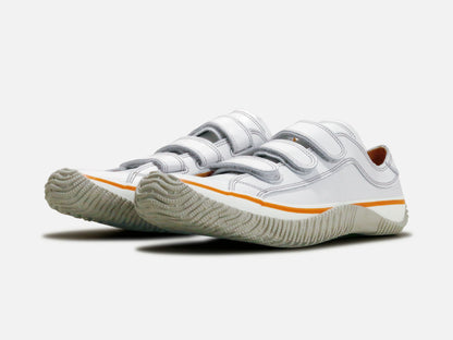 SPINGLE MOVEのスニーカー「SPM-211 White」の斜め向きの商品画像