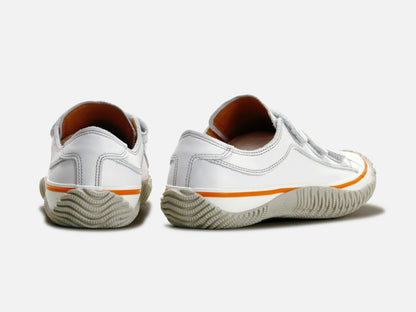 SPINGLE MOVEのスニーカー「SPM-211 White」の後ろ向きの商品画像