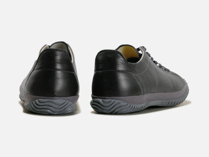 SPINGLE MOVEのスニーカー「SPM-272 Black」の後ろ向きの商品画像