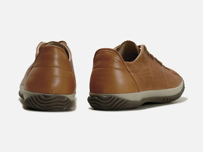 SPINGLE MOVEのスニーカー「SPM-272 Brown」の後ろ向きの商品画像