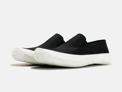 SPINGLE MOVEのスニーカー「SPM-295 Black」の斜め向きの商品画像