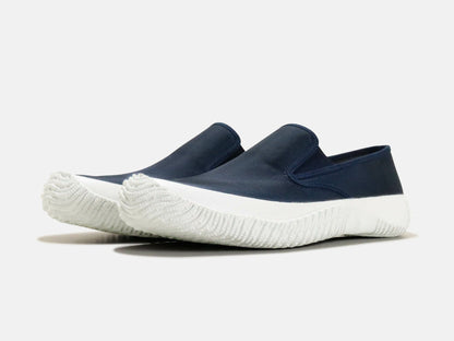 SPINGLE MOVEのスニーカー「SPM-295 Navy」の斜め向きの商品画像