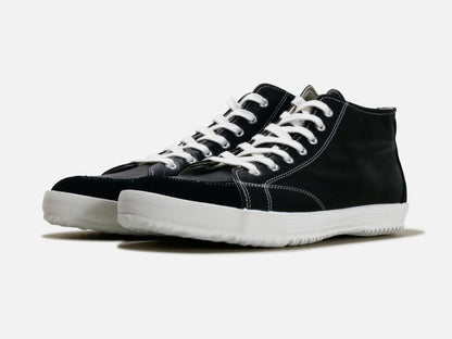 SPINGLE MOVEのスニーカー「SPM-356 Black」の斜め向きの商品画像