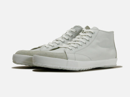 SPINGLE MOVEのスニーカー「SPM-356 White」の斜め向きの商品画像