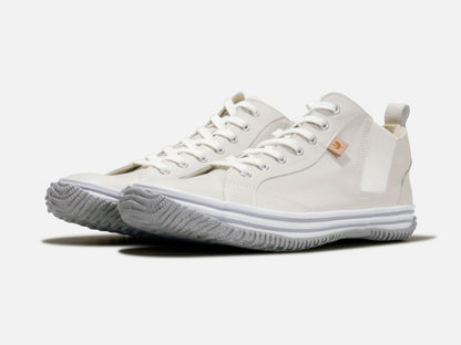 SPINGLE MOVEのスニーカー「SPM-442 Ivory」の斜め向きの商品画像