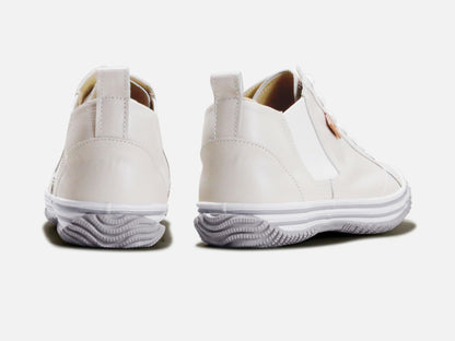 SPINGLE MOVEのスニーカー「SPM-442 Ivory」の後ろ向きの商品画像