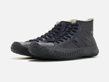 SPINGLE MOVEのスニーカー「SPM-443 Black」の斜め向きの商品画像