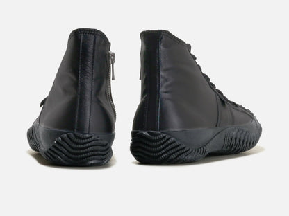 SPINGLE MOVEのスニーカー「SPM-443 Black」の後ろ向きの商品画像