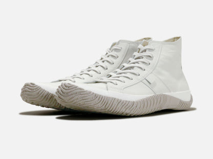 SPINGLE MOVEのスニーカー「SPM-443 Ivory」の斜め向きの商品画像