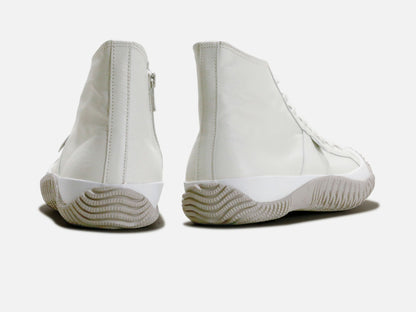 SPINGLE MOVEのスニーカー「SPM-443 Ivory」の後ろ向きの商品画像