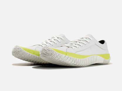 SPINGLE MOVEのスニーカー「SPM-619 White」の斜め向きの商品画像