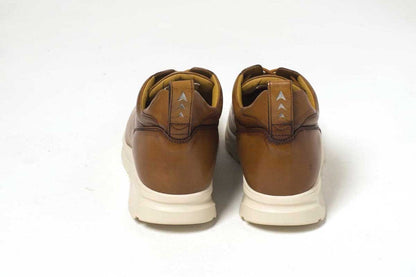 THIRTY THREEのスニーカー「TT-101 Beige」の後ろ向きの商品画像