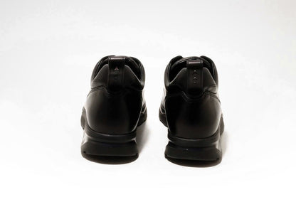 THIRTY THREEのスニーカー「TT-102 Monochrome」の後ろ向きの商品画像