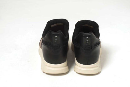 THIRTY THREEのスニーカー「TT-103 Beige」の後ろ向きの商品画像