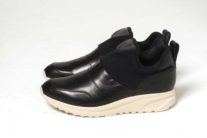 THIRTY THREEのスニーカー「TT-104 Black」の横向きの商品画像