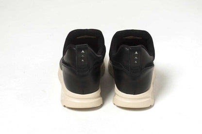 THIRTY THREEのスニーカー「TT-104 Black」の後ろ向きの商品画像