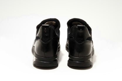 THIRTY THREEのスニーカー「TT-104 Monochrome」の後ろ向きの商品画像