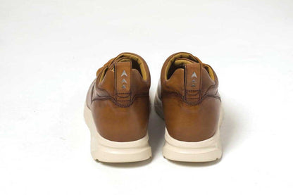 THIRTY THREEのスニーカー「TT-105 Beige」の後ろ向きの商品画像