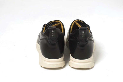 THIRTY THREEのスニーカー「TT-106 Black」の後ろ向きの商品画像