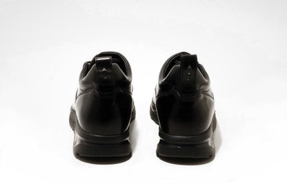 THIRTY THREEのスニーカー「TT-106 Monochrome」の後ろ向きの商品画像